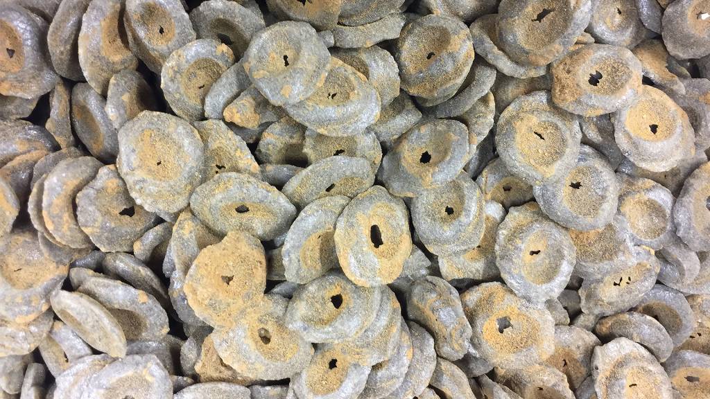 Sanomalehtistruutta salmiakkinappi 120g